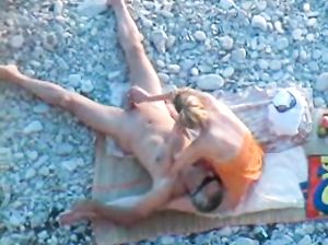 Скрытая камера снимает быстрый секс нудистов на пляже