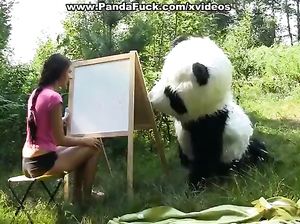 Мишка панда вогнал страпон в дырочку Полины