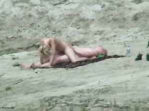 Чувак снял на скрытую камеру секс молодой пары на пляже