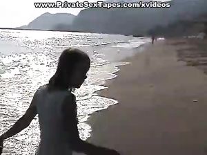 Пара познакомилась на пляже и уединилась чтобы трахаться