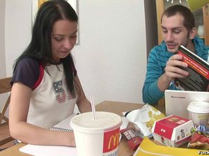 Темненькая русская студентка получила член парня из жопы в рот