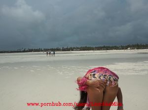 Возбужденная сучка дрочит киску на пляже и делает минет парню