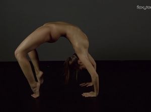 Молодая русская гимнастка показывает свои прелести перед шестом