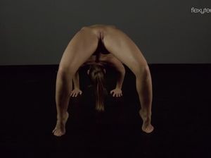 Молодая русская гимнастка показывает свои прелести перед шестом