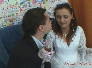 Невесту с волосатой пиздой ебут в попку сразу после свадьбы