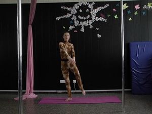 Милая гимнастка тренируется без одежды, показывая свое шикарное голое тело