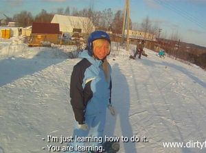 Любительница сноубордов отдалась пареньку зимой в лесу