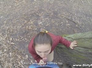 Русскую сучку ебут в анал в подъезде