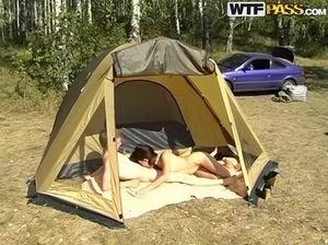Раскрепощенные студенты устроили групповой секс в палатке в лесу