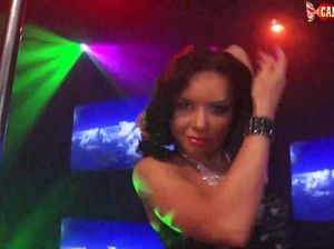 Обаятельная девчонка медленно танцует под музыку в стриптиз клубе