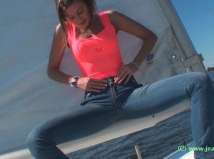 Фетишистка в облегающих джинсах устроила эротическое соло на яхте