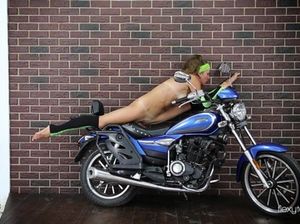 Необыкновенная эротическая фотосессия с гимнасткой у мотоцикла