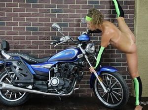 Необыкновенная эротическая фотосессия с гимнасткой у мотоцикла