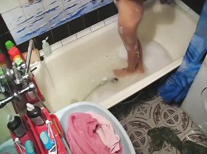 Скрытая камера снимает как девка мастурбирует в ванной