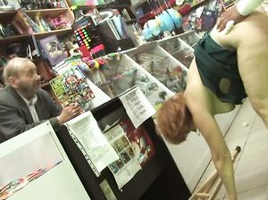 Зрелая бабенка отсасывает прямо в магазине у мужика-мумии
