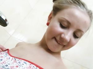 После туалета, 18-летняя сучка мастурбирует пизду в душевой кабинке