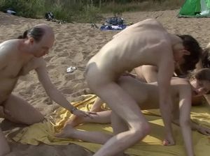 Похотливые русские нудисты занимаются групповым сексом на пляже