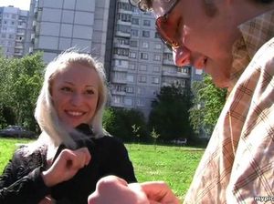 Нескромная русская блондинка получила деньги за секс на природе