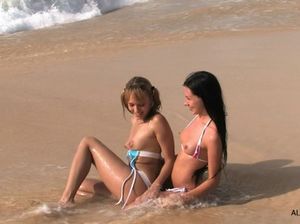 Русские туристки лесбиянки на пляже занялись оральным сексом