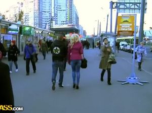 Светловолосая русская девушка трахается за деньги с пикапером