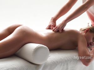 Масляный массаж вагины для красивой блондинки