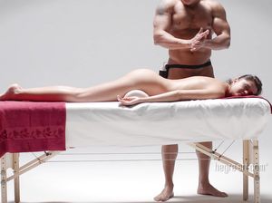 Сильный голый чувак с торчащим членом сделал нагой девке массаж