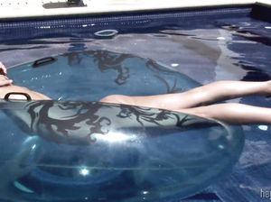 Голая Лидия плавает в бассейне на надувном кругу