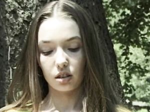 Девушка маструбирует на лесной опушке и мечтает о страстном трахе