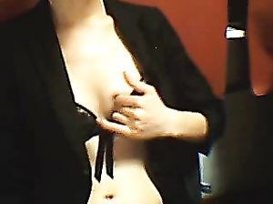 Женщина показала грудь в приватном видеочате рунеток
