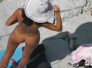 Дрочер снимает голых загорелых нудисток на пляже