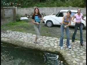 Худые девчонки Галицына в джинсах и коротких майках ловят рыбу