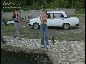 Худые девчонки Галицына в джинсах и коротких майках ловят рыбу