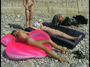 Голые молодые девушки загорают на нудистском пляже