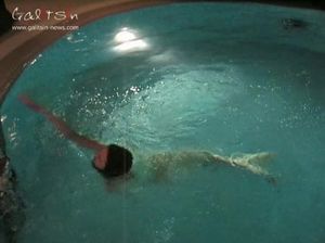 18-летняя Ульяна нежится голая в бассейне