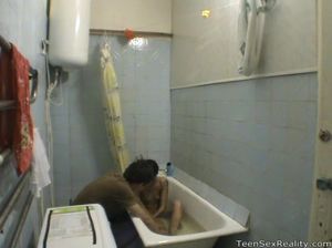 Пара снимает на простую камеру свой перепихон в ванной