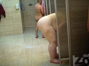 Скрытая камера снимает очень жирную бабу без одежды в бане