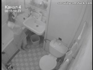 Скрытая камера в туалете снимает мастурбацию молодой Дарьи